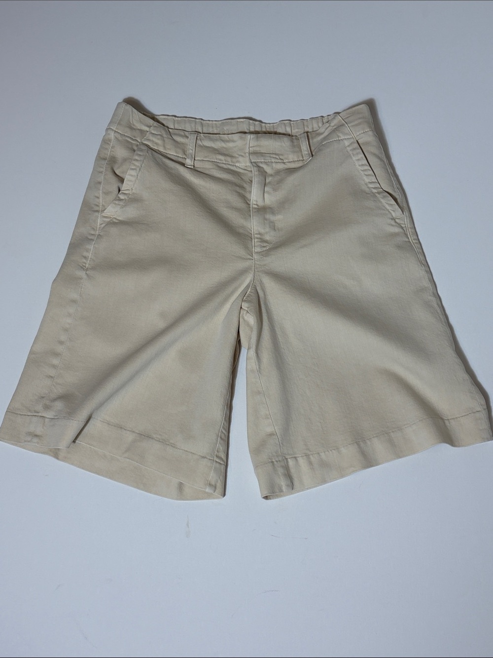 American Eagle Cream Bermuda Chino Shorts Women’s Size 2 Stretch